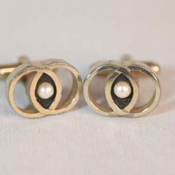 Vintage Cuff Links Gold Tone Interlapping Circles Central Pearly Bead - Picture 1 of 6